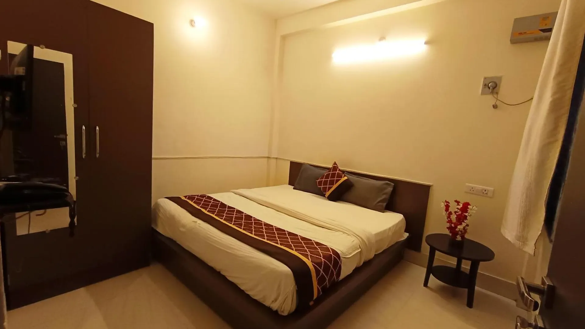 Varanasi Hotels Sada Shiv Parking Available Ac Non Ac Spacious Window Rooms Banquet Hall Near 800 Mtr From Kashi Vishwanath Temple Ganga River Índia