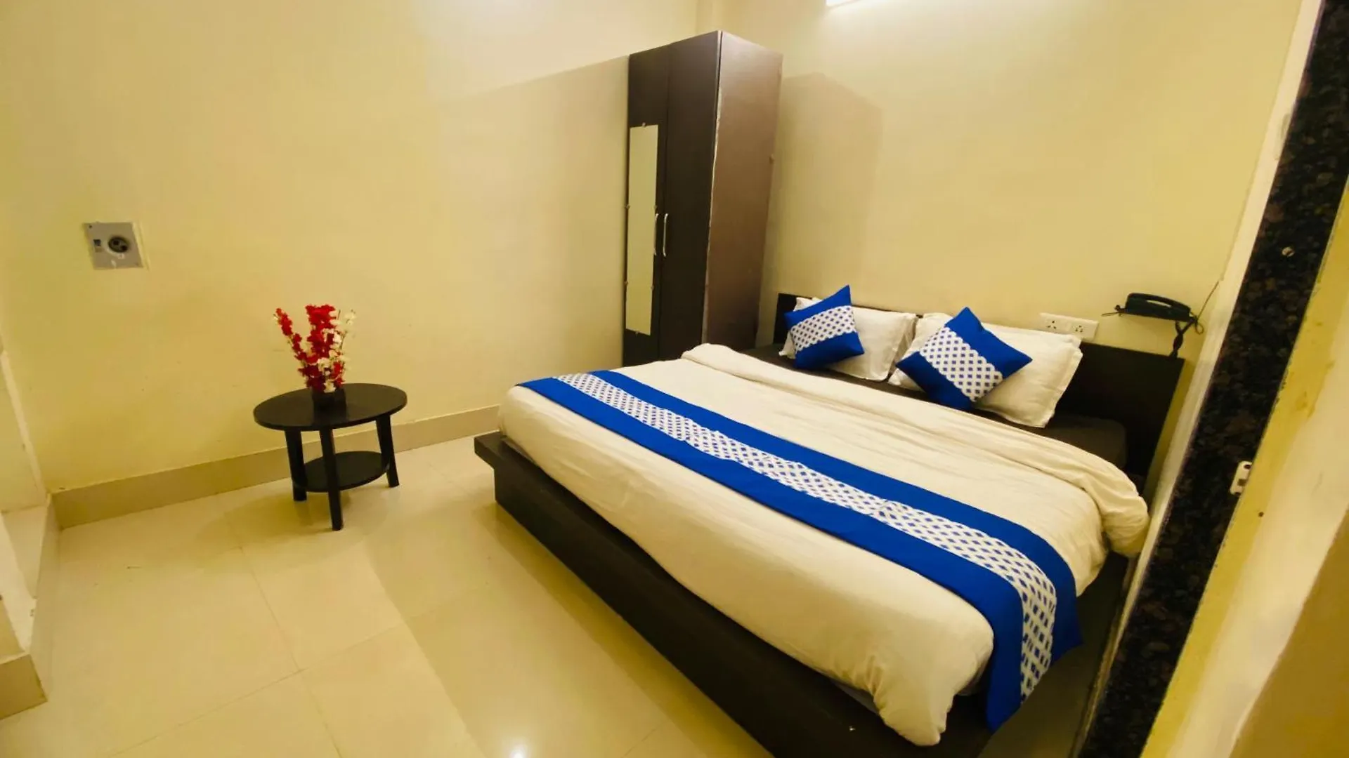 Varanasi Hotels Sada Shiv Parking Available Ac Non Ac Spacious Window Rooms Banquet Hall Near 800 Mtr From Kashi Vishwanath Temple Ganga River Índia