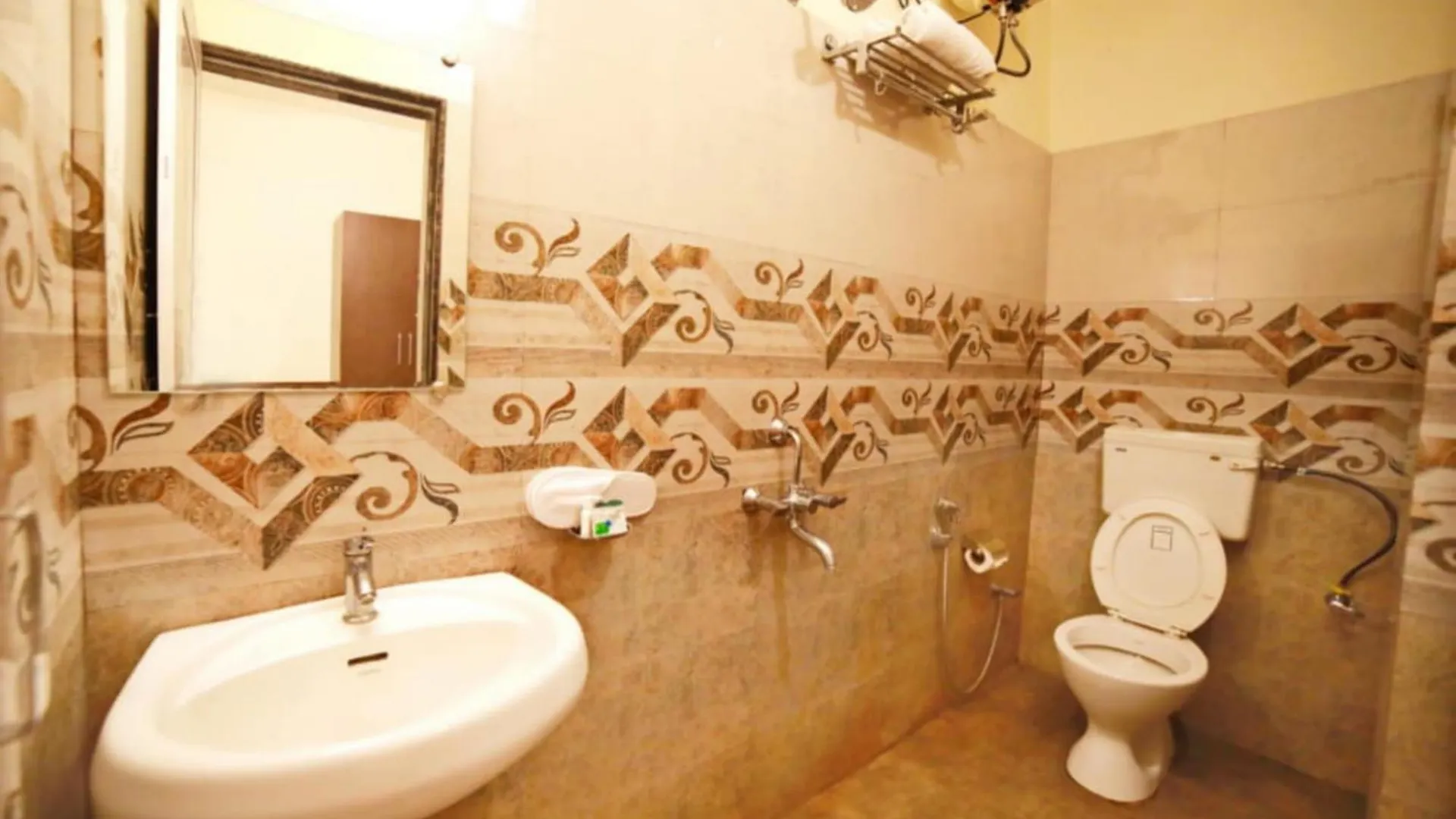 Varanasi Hotels Sada Shiv Parking Available Ac Non Ac Spacious Window Rooms Banquet Hall Near 800 Mtr From Kashi Vishwanath Temple Ganga River Índia