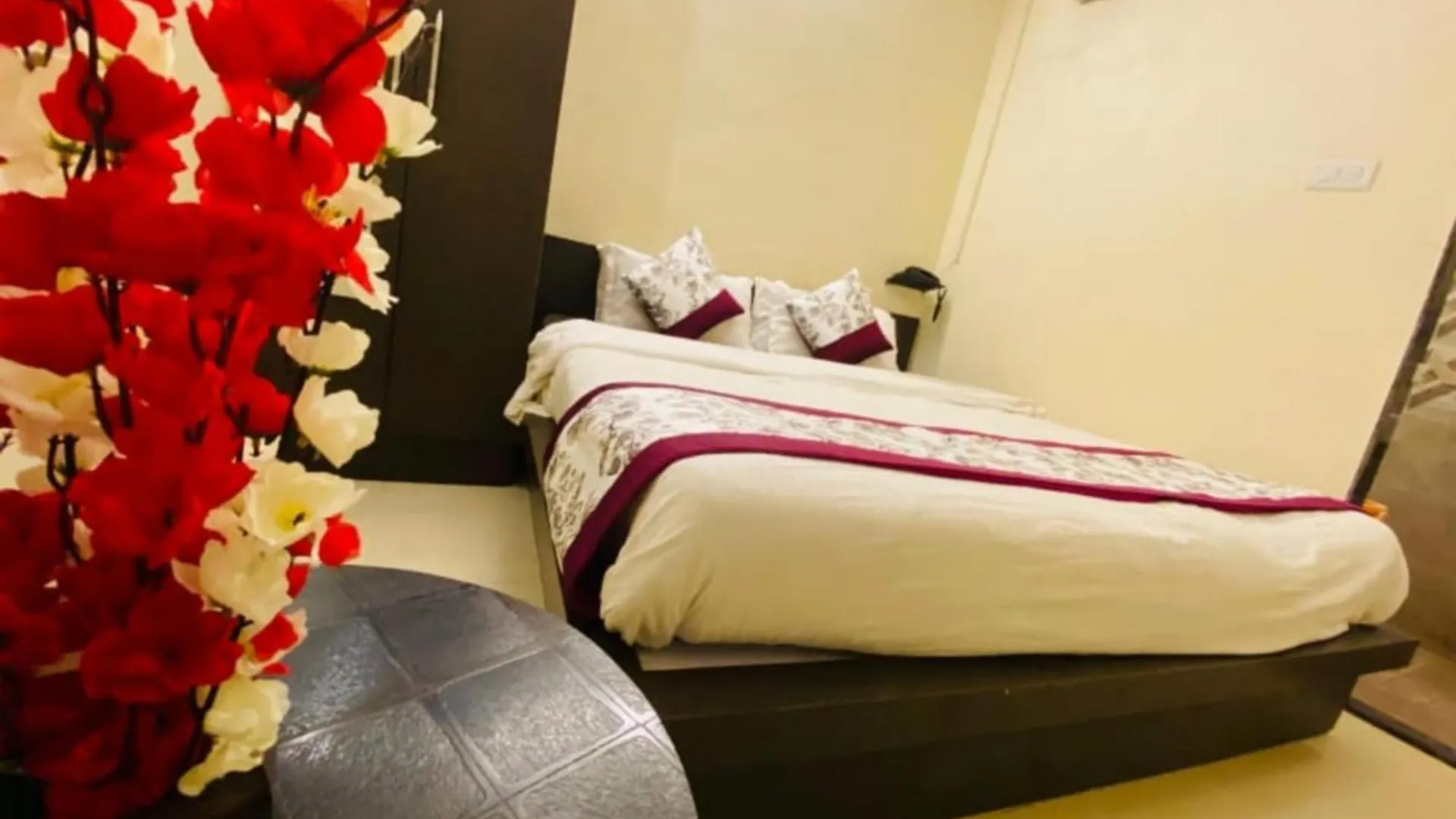 Casa de hóspedes Varanasi Hotels Sada Shiv Parking Available Ac Non Ac Spacious Window Rooms Banquet Hall Near 800 Mtr From Kashi Vishwanath Temple Ganga River