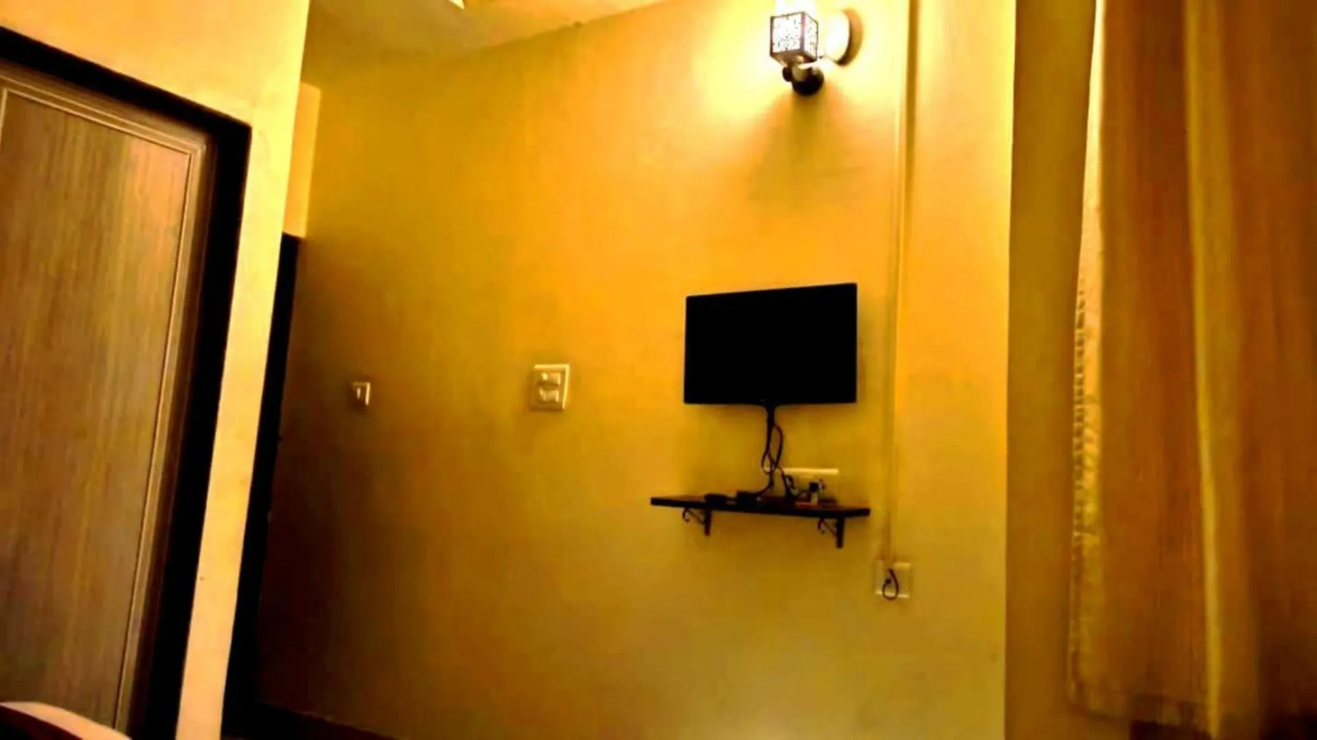 Varanasi Hotels Sada Shiv Parking Available Ac Non Ac Spacious Window Rooms Banquet Hall Near 800 Mtr From Kashi Vishwanath Temple Ganga River Casa de hóspedes